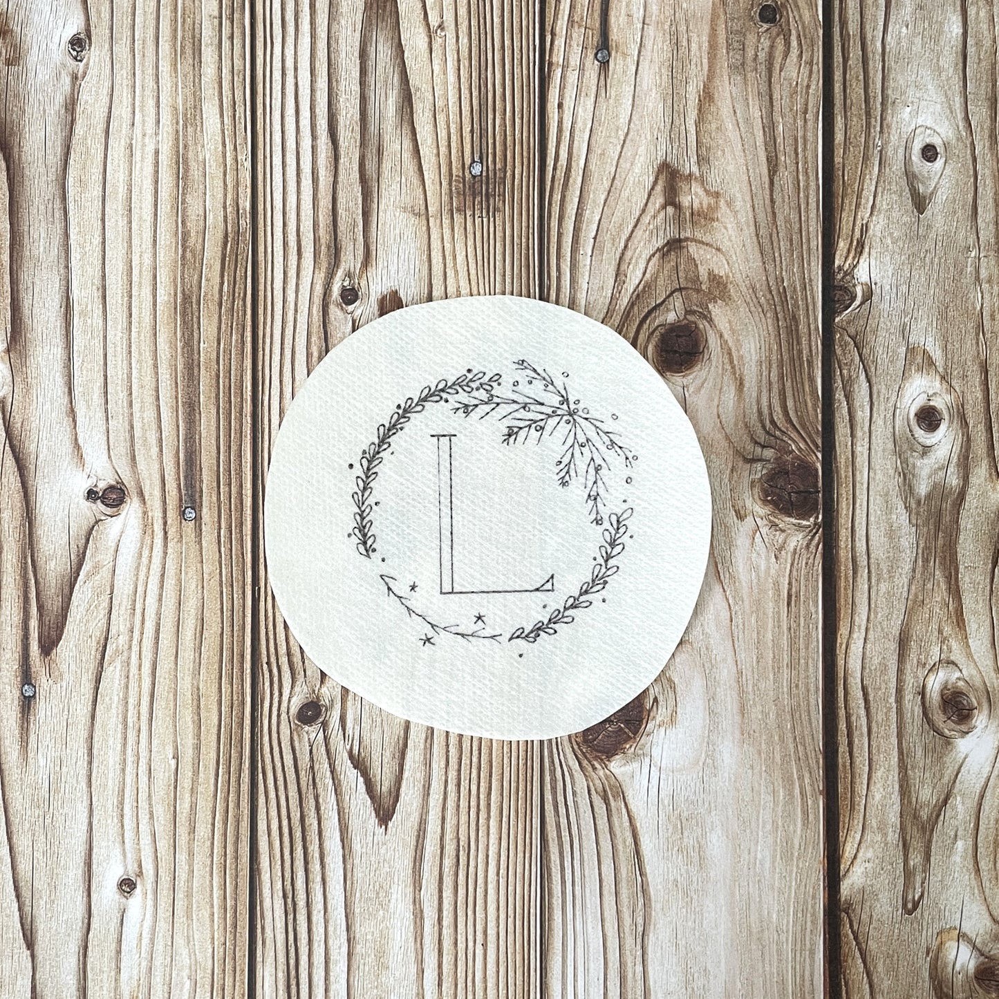 Mini Christmas wreath embroidery sticker with the initial "L".