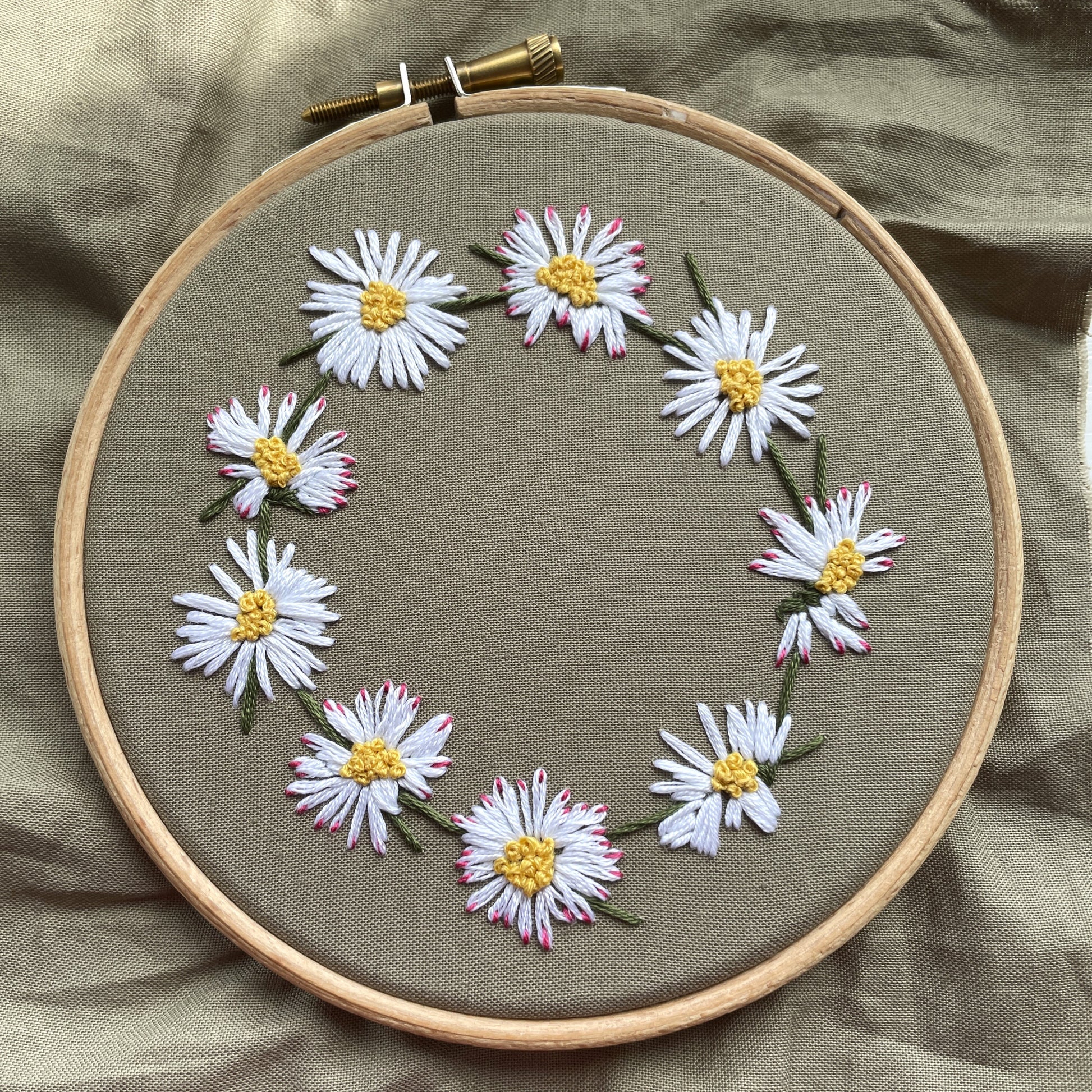 embroidered daisy chain in a 5 inch hoop